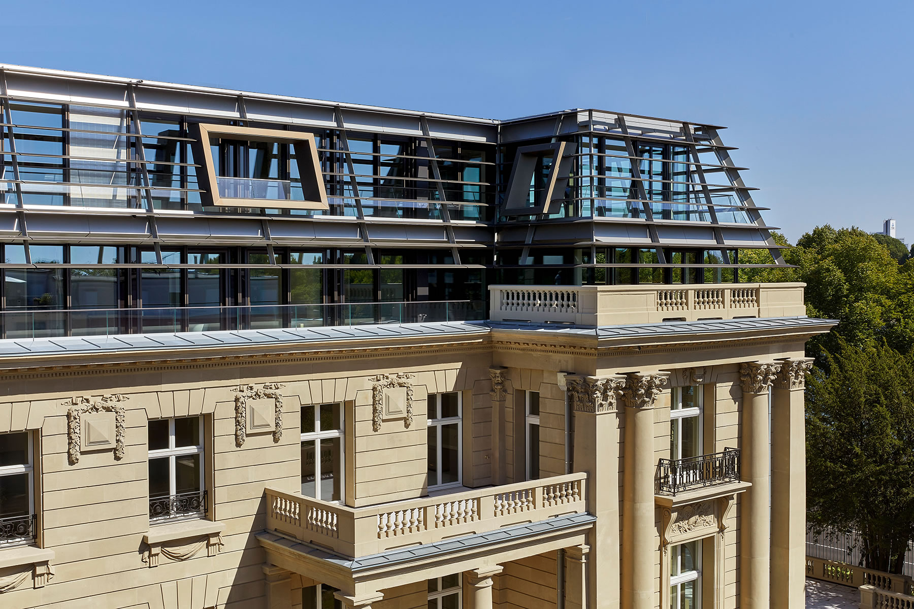 Öffentliches Gebäude mit klarer Fassadenstruktur