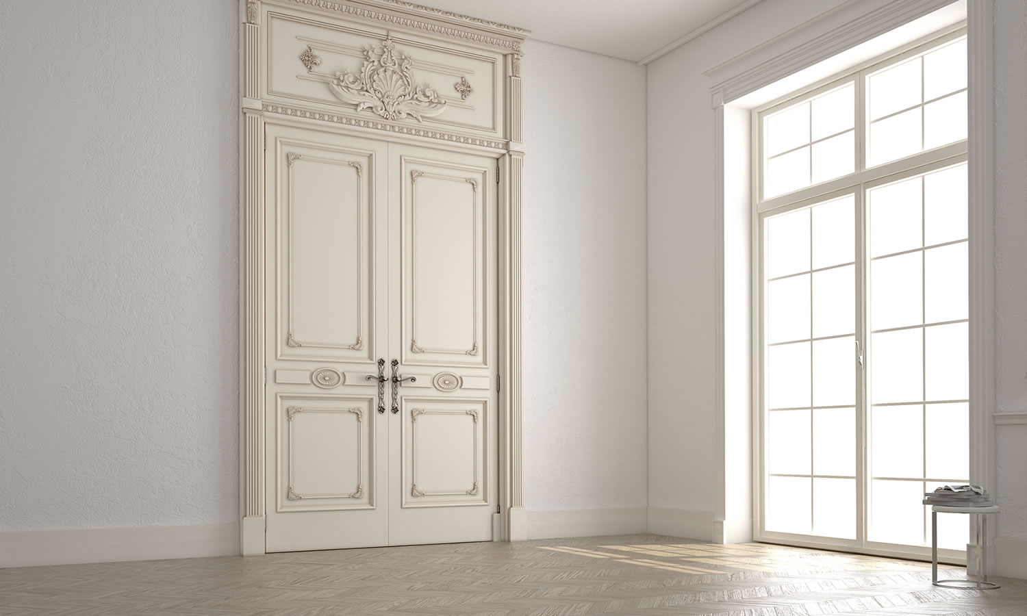 Blick auf eine Ecke in einem großen historischen Zimmer mit großer weißer, verzierter Holztür und einem großem Sprossenfenster