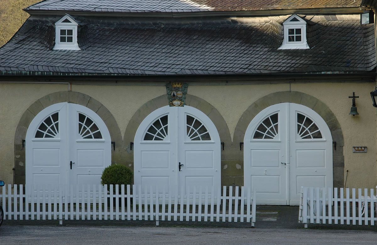 Drei weiße Türen mit schönem Rundbogenfenster Schloß Körtlinghausen