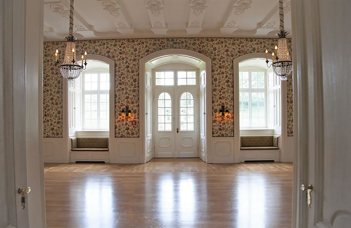 Prunkvolles Zimmer mit Tür und zwei Fenstern, Schloß Körtlinghausen