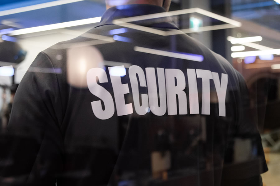 Rückenansicht eines Mannes mit Schriftzug »Security«