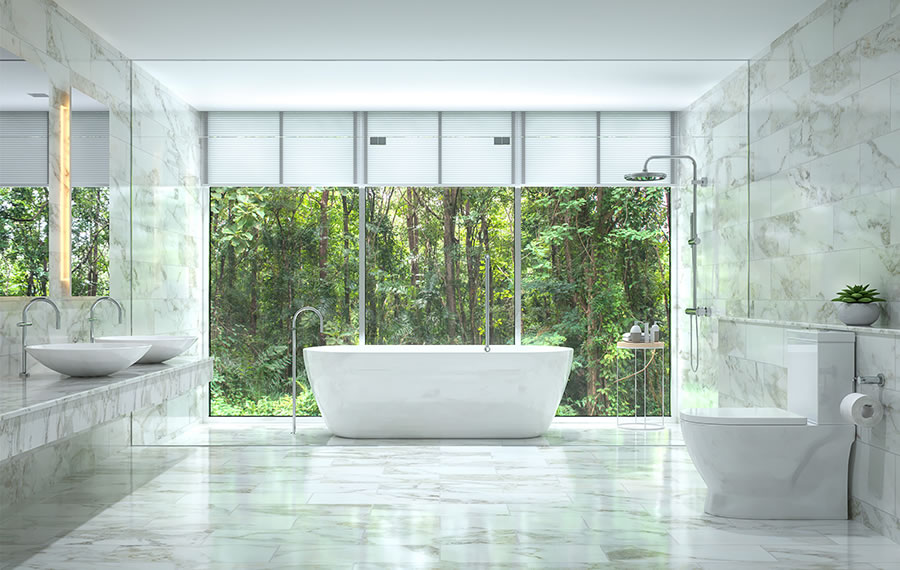 Modernes Bad mit Badewanne vor großen Fenstern