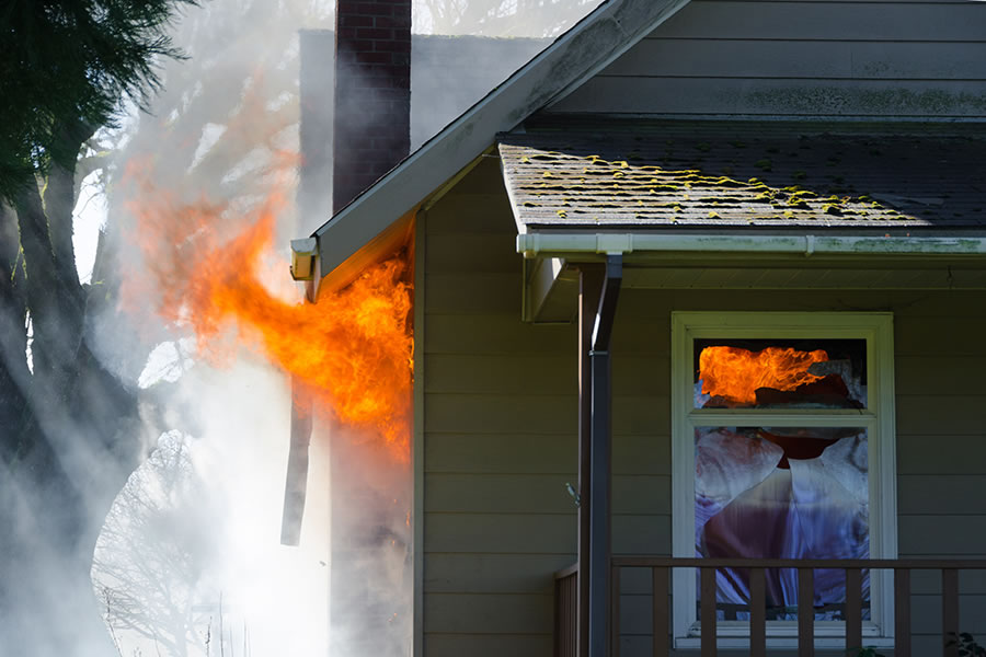 Flammen schlagen aus Fenster eines Hauses