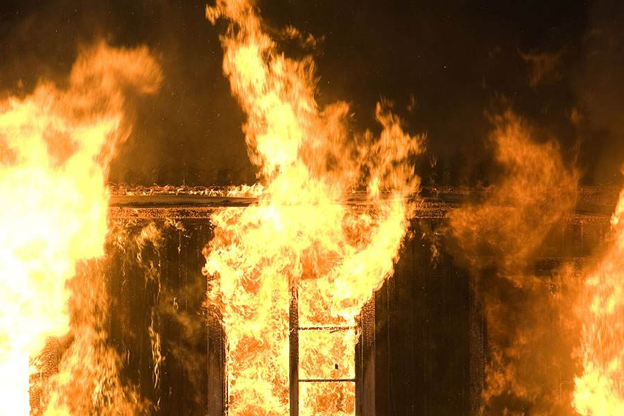 Fenster eines brennenden Hauses