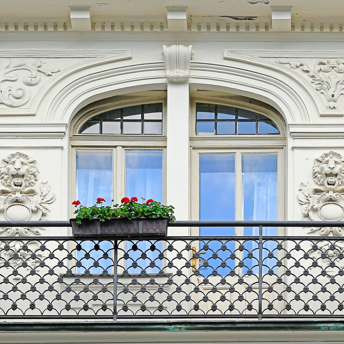 Blick von außen auf historisches Fenster mit Balkon