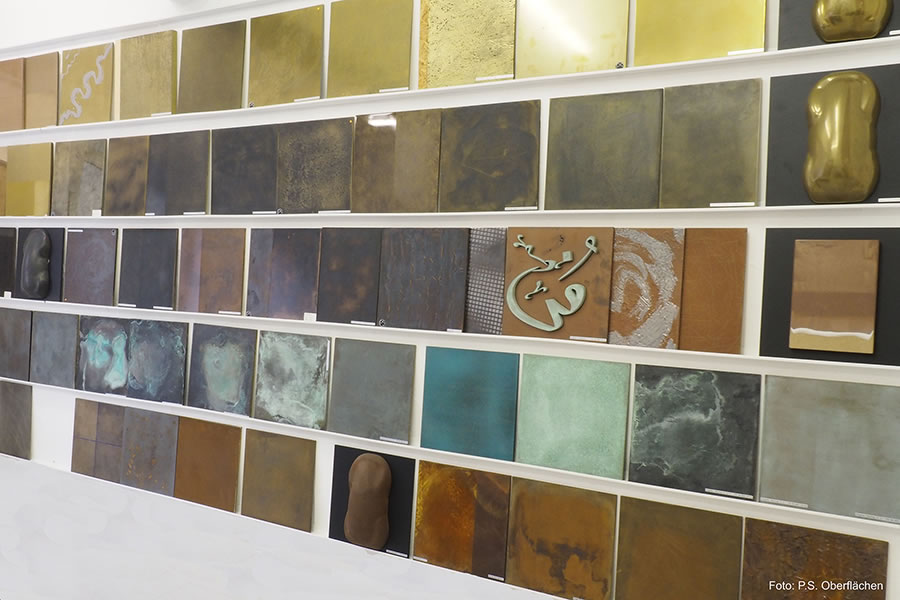 Wand mit Musterplatte verschiedener Oberflächenbehandlungen von RvE