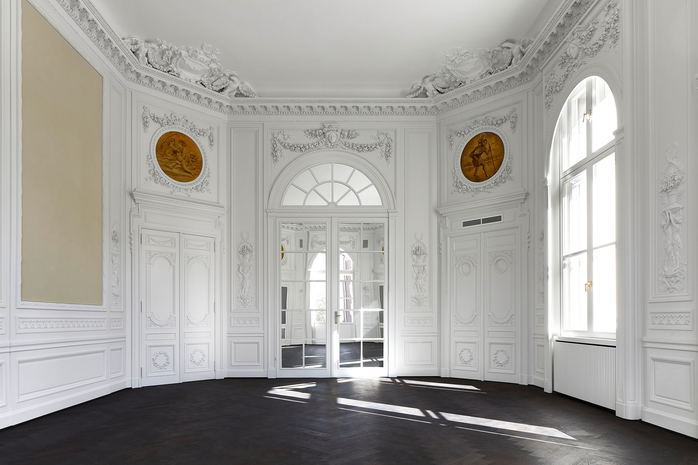Palais Oppenheim. Blick in historisches Zimmer mit Tür und Fensterelement