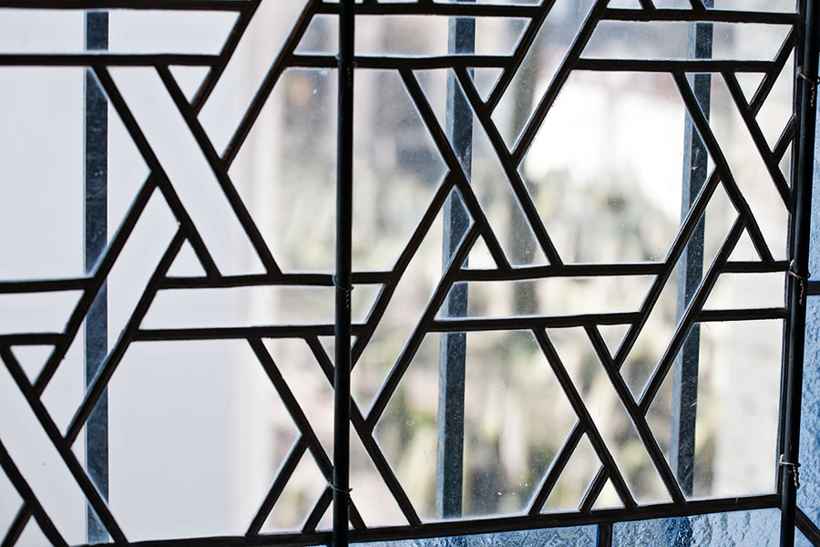 Detail eines Fensters einer Synagoge