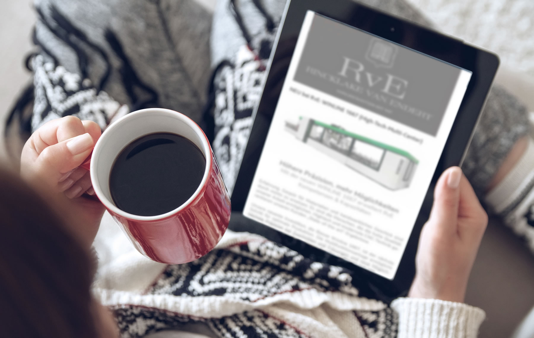 Frau mit Kaffeetasse und Tablett mit Newsletter von RvE