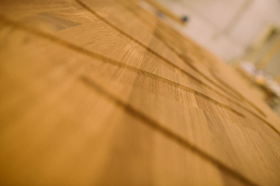 Nahaufnahme von verziertem Türblattelement aus Holz von RvE